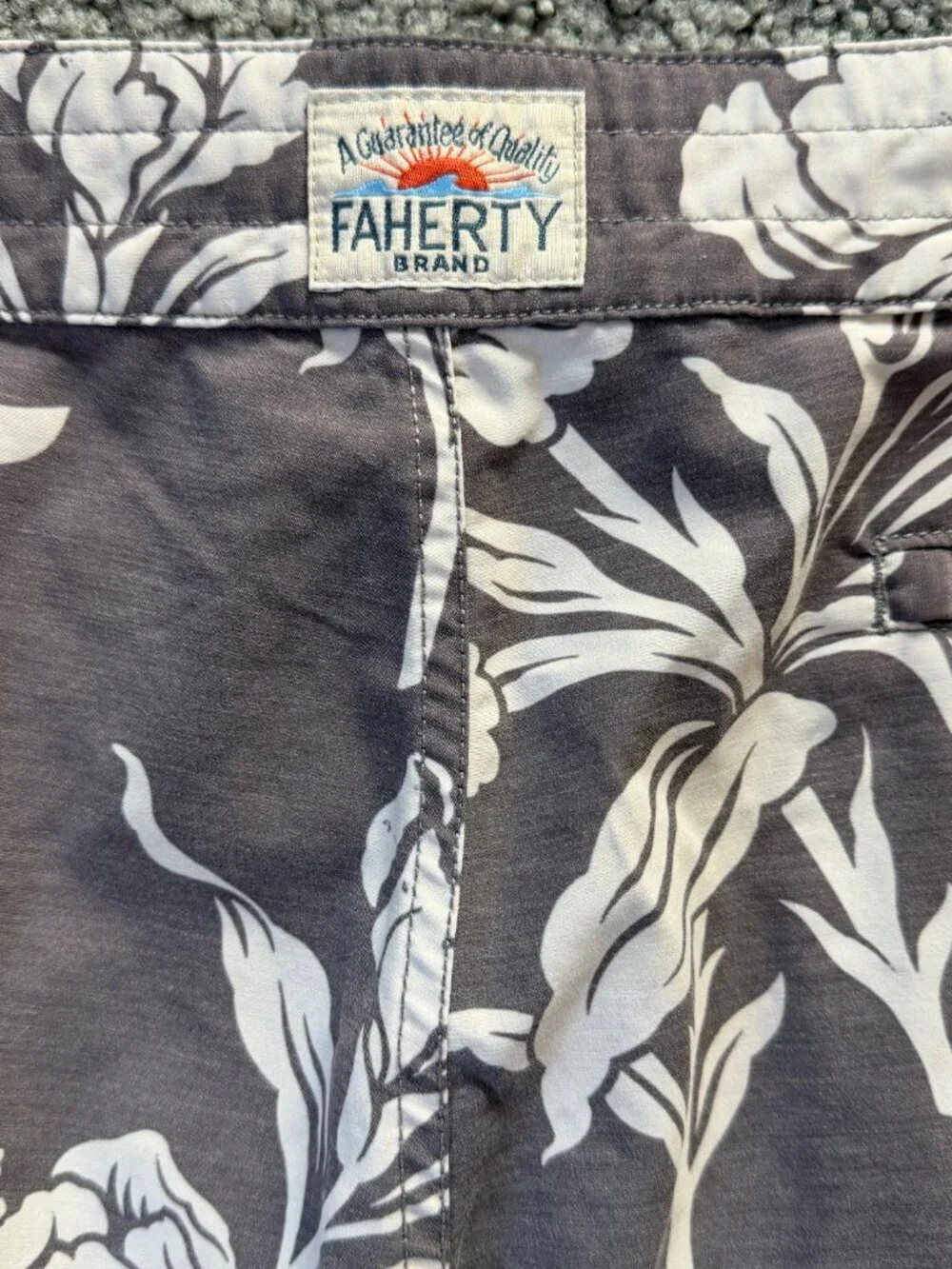 Faherty Classic Board Shorts in the Cream Ash Floral Print - Men's Size 35- EUC